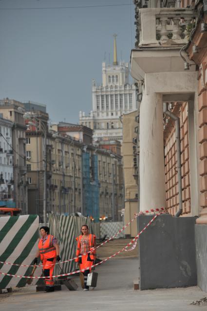 Москва. Ремонтные работы по благоустройству на одной из улиц города.