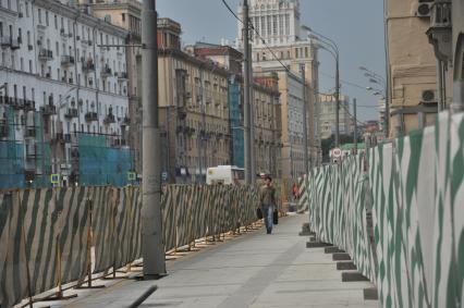 Москва. Мужчина идет по временному переходу во время ремонтных работ по благоустройству на одной из улиц города.