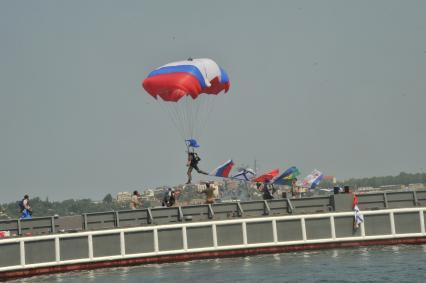 Крым, Севастополь.  Парашютист во время военно-морского парада, посвященного Дню Военно-Морского Флота России.