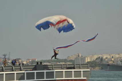 Крым, Севастополь. Парашютист во время военно-морского парада, посвященного Дню Военно-Морского Флота России.