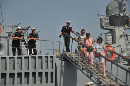 Крым, Севастополь. Жители города во время празднования Дня Военно-Морского Флота России.