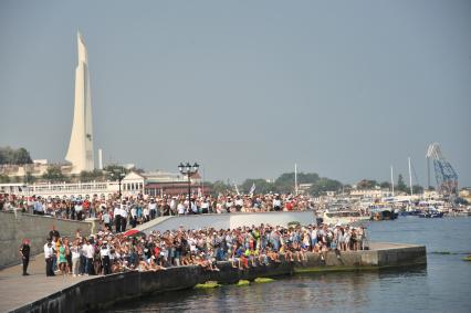 Крым, Севастополь. Жители города во время празднования Дня Военно-Морского Флота России.