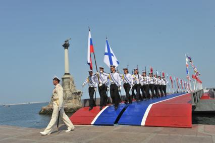 Крым, Севастополь.  Моряки на параде по случаю празднования Дня Военно-Морского Флота России.