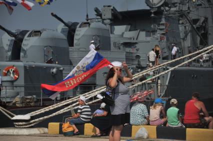 Крым, Севастополь. Жители города во время празднования Дня Военно-Морского Флота России.