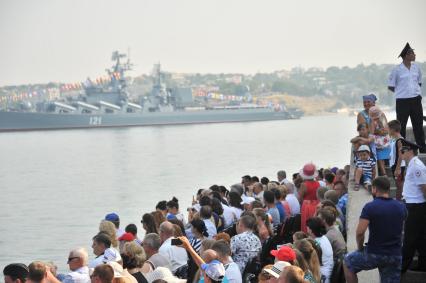 Крым, Севастополь. Ракетный крейсер `Москва` на параде по случаю празднования Дня Военно-Морского Флота России.