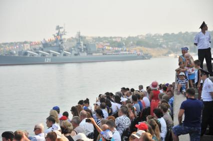 Крым, Севастополь.   Ракетный крейсер `Москва`  на параде по случаю празднования Дня Военно-Морского Флота России.