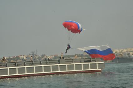 Крым, Севастополь.  Парашютист во время военно-морского парада, посвященного Дню Военно-Морского Флота России.