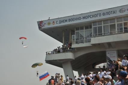 Крым, Севастополь.  Парашютисты во время военно-морского парада, посвященного Дню Военно-Морского Флота России.