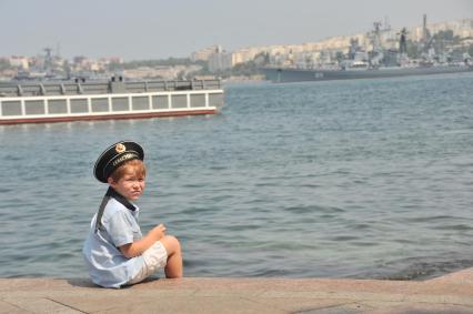 Крым, Севастополь. Мальчик во время военно-морского парада, посвященного Дню Военно-Морского Флота России.