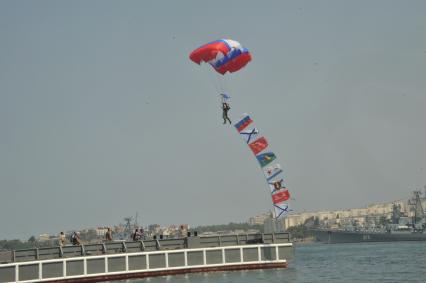 Крым, Севастополь.  Парашютист во время военно-морского парада, посвященного Дню Военно-Морского Флота России.