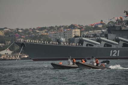 Крым, Севастополь. Ракетный крейсер `Москва` на параде по случаю празднования Дня Военно-Морского Флота России.