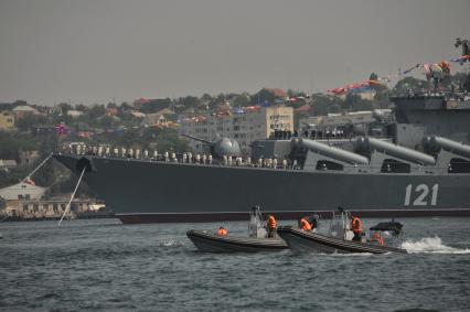 Крым, Севастополь.   Ракетный крейсер `Москва`  на параде по случаю празднования Дня Военно-Морского Флота России.