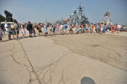 Крым, Севастополь. Жители города во время празднования Дня Военно-Морского Флота России.