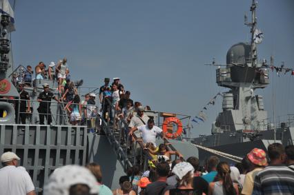 Крым, Севастополь. Жители города во время празднования Дня Военно-Морского Флота России.