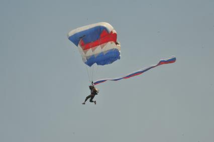 Крым, Севастополь.  Парашютист во время военно-морского парада, посвященного Дню Военно-Морского Флота России.