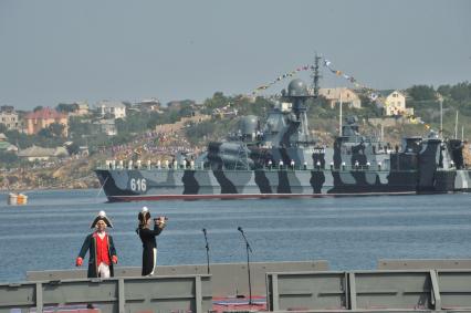 Крым, Севастополь. Ракетный корабль на воздушной подушке `Самум`  во время военно-морского парада, посвященного Дню Военно-Морского Флота России.