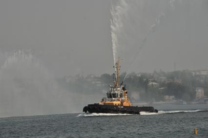Крым, Севастополь. Рейдовый буксир `РБ-389` на параде по случаю празднования Дня Военно-Морского Флота России.
