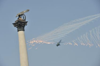 Крым, Севастополь. Вертолет Ми-8 во время празднования Дня Военно-Морского Флота России.