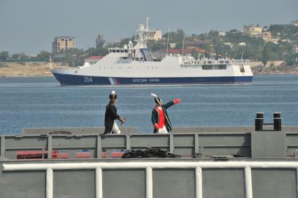 Крым, Севастополь. Судно береговой охраны во время военно-морского парада, посвященного Дню Военно-Морского Флота России.