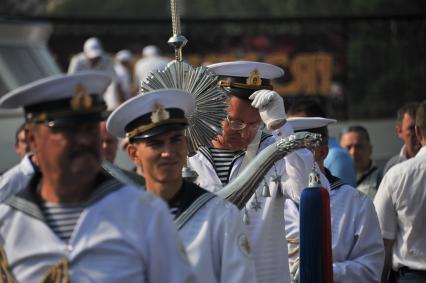 Крым, Севастополь.   Моряки Черноморского флота во время празднования Дня Военно-Морского Флота России.