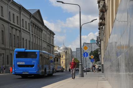 Москва.  Улице Воздвиженка после реконструкции.