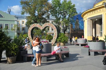 Москва.  Житель города у станции метро `Новокузнецкая`.