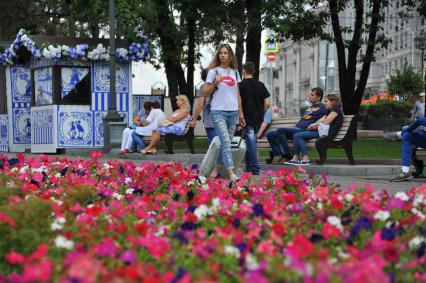 Москва.   Жители города  на Тверском бульваре.