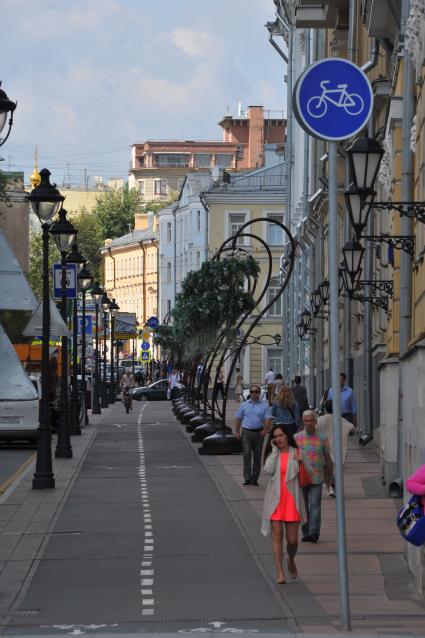 Москва.   Велодорожка на Большой Никитской улице после реконструкции.