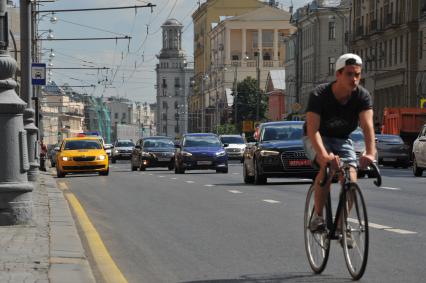 Москва.   Автомобильное движение на Тверской улице.