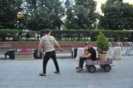 Москва. Мужчина с телегой на Тверской улице.