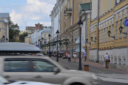 Москва.  Пешеходная зона на Большой Никитской улице.