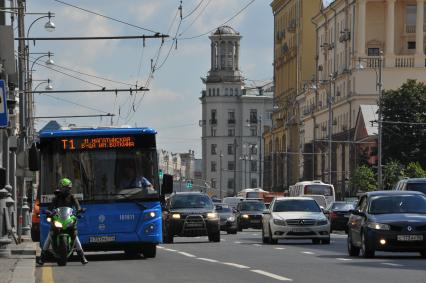 Москва.   Автомобильное движение на Тверской улице.