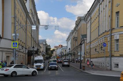 Москва.  Автомобильное движение на Большой Никитской улице.