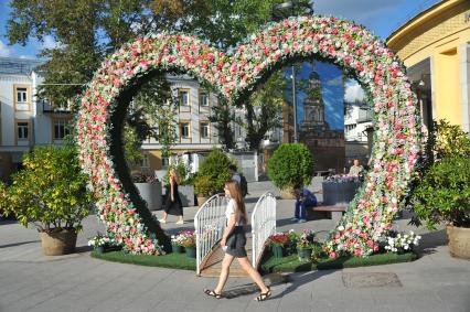 Москва.  Уличное украшение  у станции метро `Новокузнецкая`.