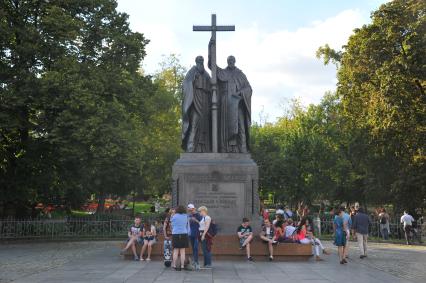 Москва.   Молодые люди  у памятника Кириллу и Мефодию  на Славянской площади.