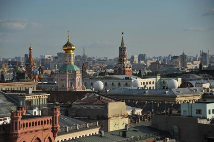 Вид на Москву со смотровой площадки `Центрального детского магазина на Лубянке`.