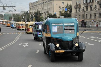 Москва.  Автобус АК 3-1 на параде ретротранспорта на Кутузовском проспекте в рамках праздника московского автобуса.