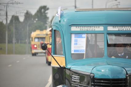 Москва.  Автобус АК 3-1 на параде ретротранспорта на Кутузовском проспекте в рамках праздника московского автобуса.