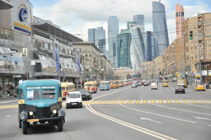 Москва.  Автобус АК 3-1 на параде ретротранспорта на Кутузовском проспекте в рамках праздника московского автобуса.