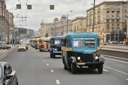 Москва.  Автобус АК 3-1 (справа) на параде ретротранспорта на Кутузовском проспекте в рамках праздника московского автобуса.