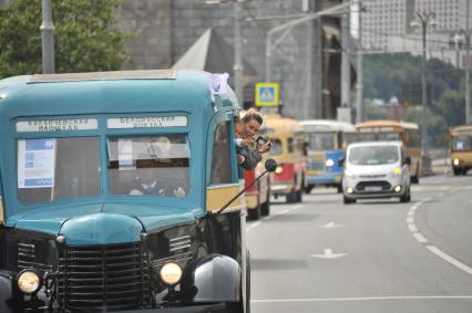 Москва.  Автобус АК 3-1 на параде ретротранспорта на Кутузовском проспекте в рамках праздника московского автобуса.