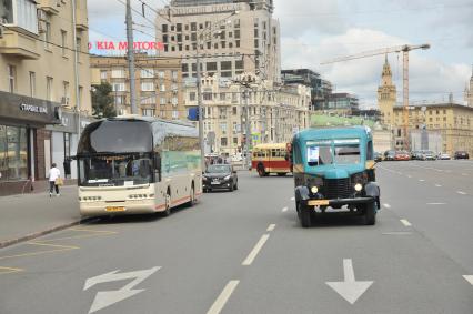 Москва.  Автобус АК 3-1 на параде ретротранспорта на Кутузовском проспекте в рамках праздника московского автобуса.