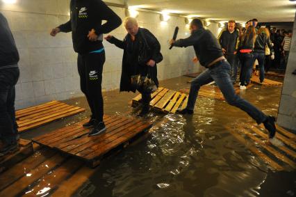 Москва. Подземный переход  станции метро `Савеловская`,  затопленный в результате проливных дождей.