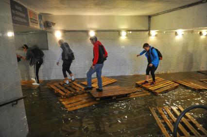 Москва. Подземный переход  станции метро `Савеловская`,  затопленный в результате проливных дождей.