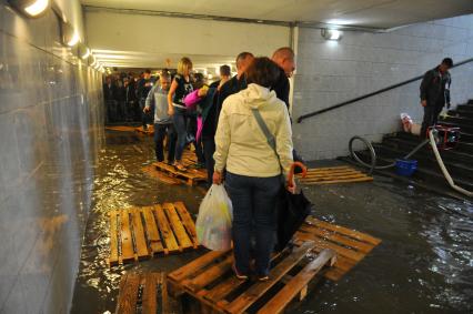 Москва. Подземный переход  станции метро `Савеловская`,  затопленный в результате проливных дождей.