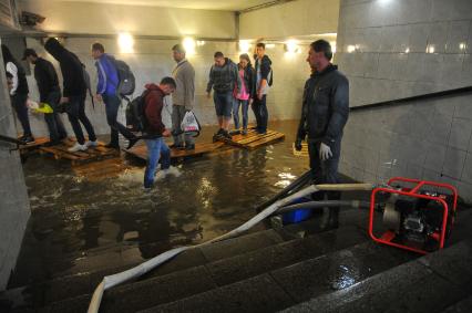 Москва. Подземный переход  станции метро `Савеловская`,  затопленный в результате проливных дождей.