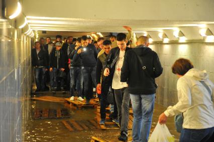Москва. Подземный переход станции метро `Савеловская`, затопленный в результате проливных дождей.