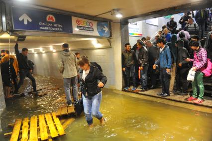 Москва. Подземный переход  станции метро `Савеловская`,  затопленный в результате проливных дождей.