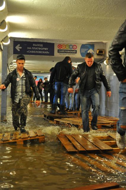 Москва. Подземный переход  станции метро `Савеловская`,  затопленный в результате проливных дождей.