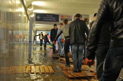 Москва. Подземный переход станции метро `Савеловская`, затопленный в результате проливных дождей.